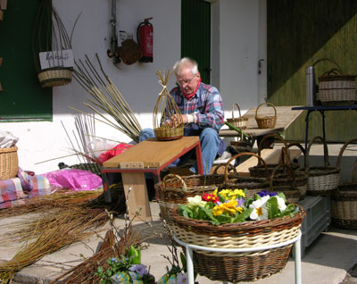 Der Korbmacher bei der Arbeit