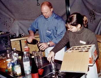 fleißige Helfer am Getränkestand