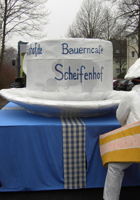 Die Tasse mit Gefährt und Tischdecke!